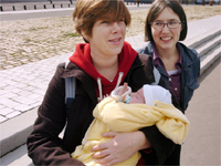 A homosexual couple fought for paid parental leave from work in 2006.(Photo: AFP)