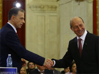 Romania's incumbent President Traian Basescu (R) shakes hands with Mircea Geoana (L).(Photo: Reuters)