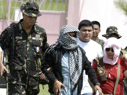 An army officer escorts Andal Ampatuan Jr. (C), mayor of Datu Unsay town, after he surrendered in Ampatuan, Maguindanao in southern Philippines 26 November 2009.(Photo: Reuters)