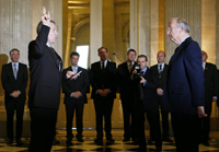 Yves Leterme (L) is sworn in as Belgium's Prime Minister in the presence of Belgian King Albert II (R)(Photo: Reuters)