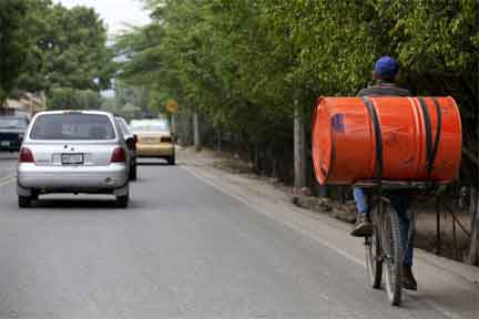 A gasoline smuggler on the border between Colombia and Venezuela, 12 November 2009(Photo: Carlos Garcia Rawlins/Reuters)