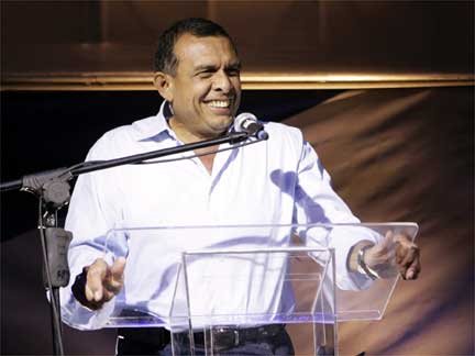  Lobo, candidate of Honduras' National Party, addresses the audience after winning the presidential elections in Tegucigalpa, 29 November 2009.(Photo: Reuters)