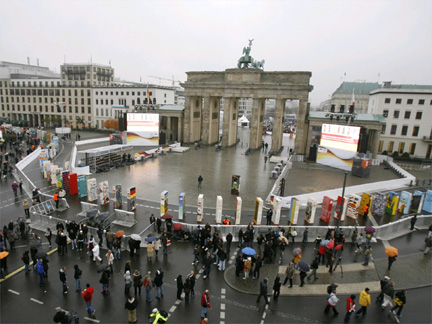 Crowds on Monday walk near giant dominos placed along a stretch of the Berln Wall's original path, near the Brandenburg Gate(Photo: Reuters)