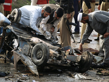A bomb disposal team at the scene of Monday's suicide bomb attack(Photo: Reuters)