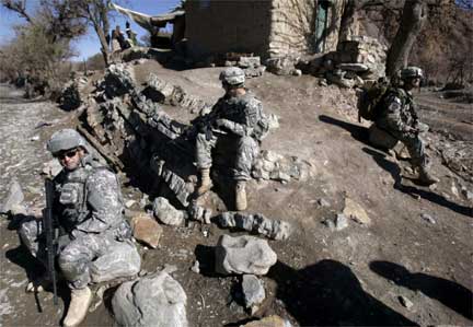 US soldiers of 3/509 infantry Task Force Geronimo rest at a checkpoint near of Forward Operating Base Tillman, 25 November 2009.(Photo: Bruno Domingos/Reuters)