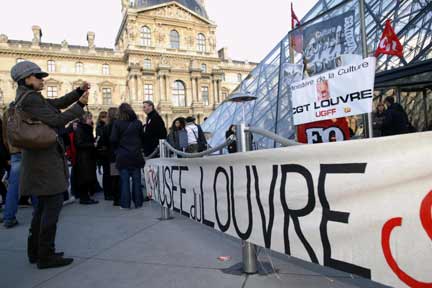 Strikers' banners at the Louvre(Photo: Reuters)