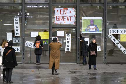 Visitors to Paris's Pompidou Centre (Beaubourg) find the doors looked due to a strike by personnel(Photo: Reuters)