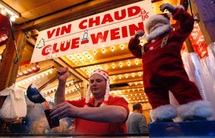 A trader serves hot wine to tourists at the traditional "Christkindelsmaerik" (the Christ Child market) in Strasbourg(Photo: Reuters)