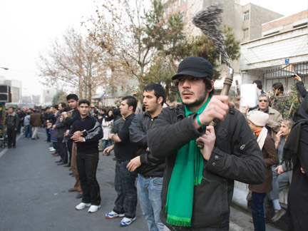 A man beats himself as part Ashura rituals in Tehran(Photo: Reuters)