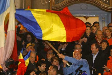 Trajan Basescu waves the Romanian flag after the first exit polls, 6 December 2009(Photo: Bogdan Cristel/Reuters)