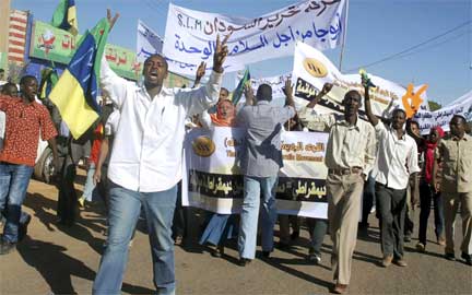 Opposition supporters demonstrate in Khartoum, 7 December 2009(Photo: Mohamed Nureldin/Reuters)