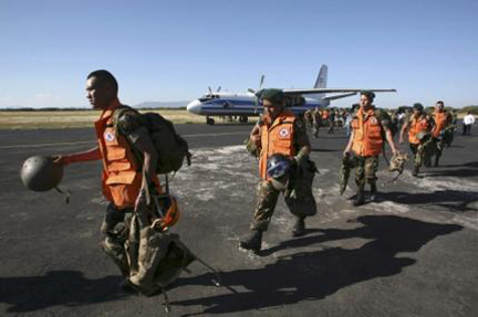 Members of the Humanitarian and Rescue Brigade of the Army of Nicaragua board two aircrafts to deliver aid to earthquake victims in Managua