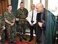 Afghan President Hamid Karzai meets with British soldiers who served in Afghanistan(Photo: Reuters)
