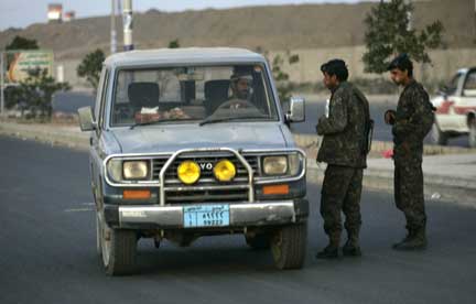 Soldiers inspect cars on a road in Sanaa(Photo: Reuters/Khaled Abdullah) 