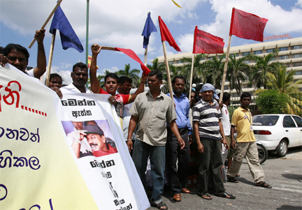People celebrate Rajapaksa's victory in front of the hotel where his rival, Fonseka took shelter(Photo: Reuters)