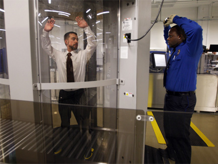 Staff at the U.S. Transporation Security Administration Systems Integration Facility, one playing the role of a airline passenger, demonstrate the use of Millimeter Wave technology for passenger security screening in Washington(Photo: Reuters)