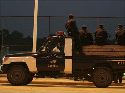 Police guard a training session of the Ghanaian national soccer team in Cabinda(Photo: Reuters)