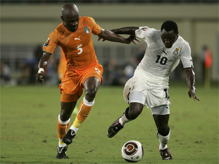 Didier Zokora of Ivory Coast challenges Asamoah Kwadwo of Ghana during their match in Cabinda(Photo: Reuters)