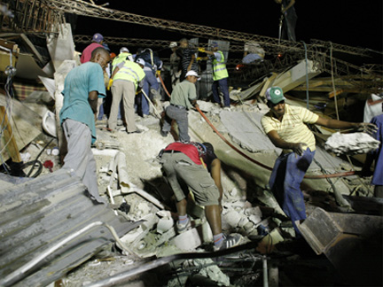 Residents search for victims in Port-au-Prince.Photo: Reuters/Eduardo Munoz