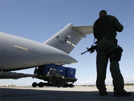 A US Air Force unloads at Port-au-Prince airport(Photo: Reuters)