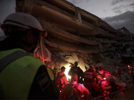 Mexican rescue workers take part in a search and rescue operation in the rubble of Saint Gérard University in Port-au-Prince(Photo: Reuters