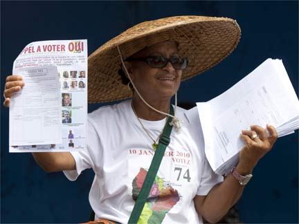 A woman campaigns for a yes vote in the referendum in the streets of Cayenne(Photo: Reuters)