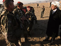 French Defence Minister Hervé Morin (R) sporting an Afghan head dress speaks to paratroopers on a visit to Afghanistan in 2008(Photo: AFP)