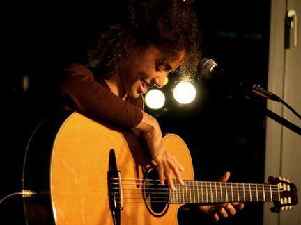 Nneka performs(Credit: Nneka)