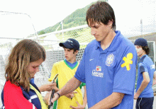 Edmilson no podrá jugar el Mundial y ya abandonó al resto de la selección en Suiza.Foto: CBF