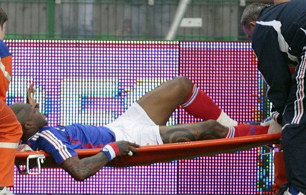 Djibril Cissé, gravemente lesionado contra China, es evacuado del terreno. El francés no irá al Mundial.Foto: AFP