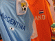 Camisetas argentinas y holandesas en venta en Frankfurt.Foto: Mauricio Latorre/RFI