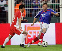 Contra España, Raymond Domenech podría titularizar nuevamente al joven Frank Ribery.Foto: AFP