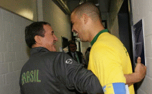Ronaldo felicitado por Carlos Alberto Parreira. El "fenómeno" marcó otro gol.Foto: CBF