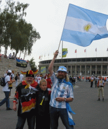 Hinchas alemanes y argentinos fraternizan antes del partido. Al final, solo los alemanes conservaron sus sonrisas.Foto: Mauricio Latorre/RFI