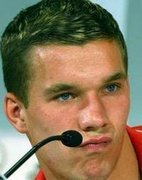 El atacante Lukas Podolski firmó los dos goles alemanes.DR