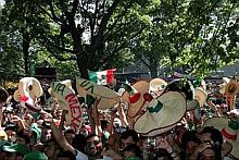 Los hinchas mexicanos festejan el pase a octavos de final.DR