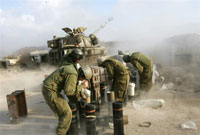 Soldados israelíes lanzan disparos de artillería contra posiciones del Hezbolá en el sur del Líbano.AFP