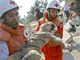 Los miembros de la Cruz Roja libanesa sacan el cuerpo de un niño de los restos de una casa, tras el masivo bombardeo israelí sobre la aldea de Cana.Foto: AFP