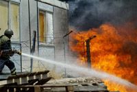 Bomberos intervienen en la ciudad de Tiro tras un bombardeo israelí.Foto: AFP