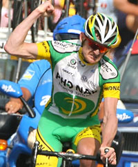 Floyd Landis en el momento de cruzar victorioso la meta en Morzine, en la famosa etapa que concluyó con un control positivo.Foto: AFP
