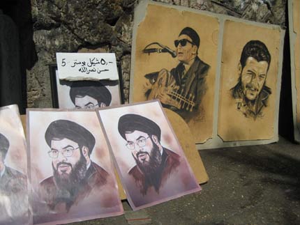 En Tiro, los carteles a la gloria de Hassan Nasrallah, líder del Hezbollah, coexisten con la imagen del Che Guevara.Foto : Karim Lebhour/RFI