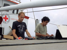 Eduardo Febbro (a la derecha) y Bertrand Haeckler, de RFI, en plena labor a bordo del Giorgio K.Foto: RFI