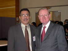 Alberto Carballo, director de Radio Nicaragua (a la izquierda) junto al presidente y director general de RFI, Antoine Schwarz.Foto: RFI