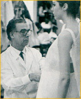 Cristóbal Balenciaga en una prueba de vestido de noche en su estudio de Alta Costura en 1968.Fundación Balenciaga