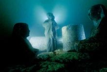 Egipto: sacerdote llevando a Osiris-Canope y dos esfinges, piezas sumergidas en la desembocadura del rio Nilo.  © Franck Goddio/Hilti Foundation