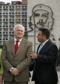 Miguel Angel Moratinos (izquierda) con su homólogo cubano Felipe Pérez Roque (foto de archivo). Reuters