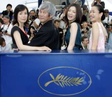 La cineasta japonesa Naomi Kawase rodeada por tres de sus actores.Foto: Reuters