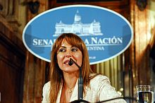 La periodista argentina Karen Maron durante el homenaje que le rindió el Senado argentino.© Claudio González