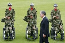 El presidente colombiano Alvaro Uribe ante soldados heridos.Foto: Reuters