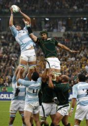 Patricio Albacete disputa el control del balón con el sudafricano Victor Matfield.Foto: Reuters